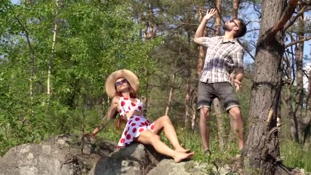 Táncolni Egy Férfi Táncol Erdőben — Stock videók