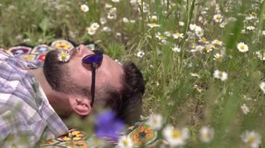 Vay be. Güneş gözlüklü bir adamın portresi..