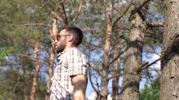 Dansen Een Man Danst Het Bos — Stockvideo