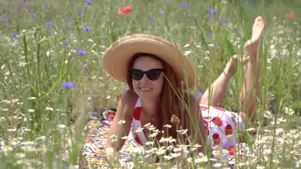 Retrato Retrato Una Mujer Con Sombrero Paja — Vídeo de stock