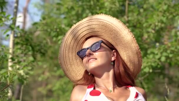 Retrato Retrato Una Mujer Con Sombrero Paja — Vídeo de stock