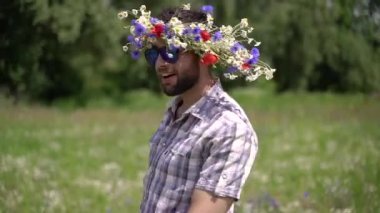 Papatyalı çelenk. Adamın kafasında papatya çelengi var..