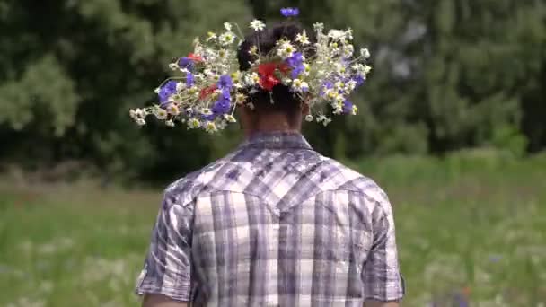 用迷迭香呼吸 这个人头上戴着一顶雏菊花环 — 图库视频影像