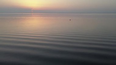 Gün doğumu. Rezervuar. Kiev Denizi. Hava görünümü.