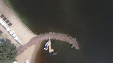 Rıhtımda. Tekneler için küçük bir iskele. Hava görünümü.