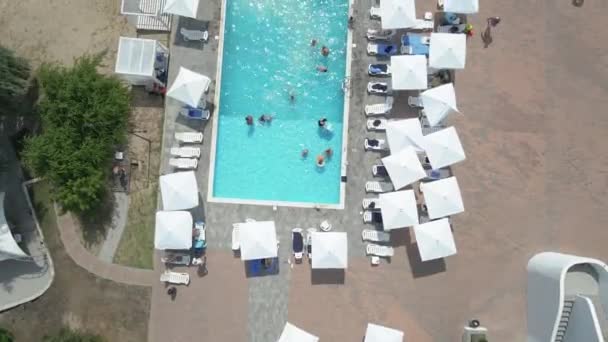 Piscina Aberta Pessoas Tomam Banho Piscina Exterior Vista Aérea — Vídeo de Stock