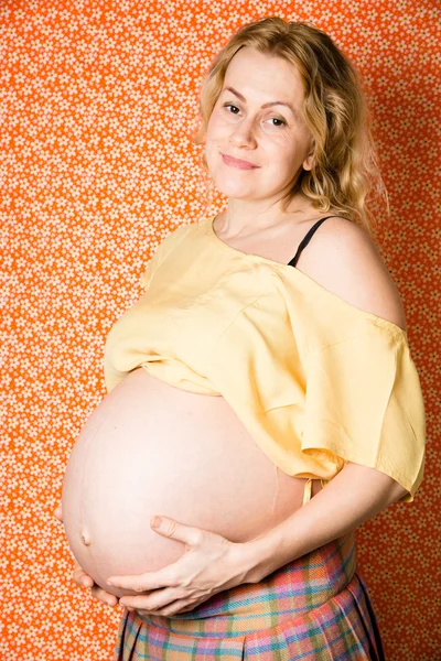 Těhotná žena v profilu — Stock fotografie