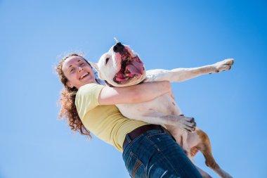 Doğada köpeği olan bir kız.