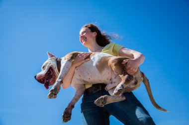 Doğada köpeği olan bir kız.