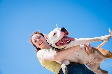 Doğada köpeği olan bir kız.