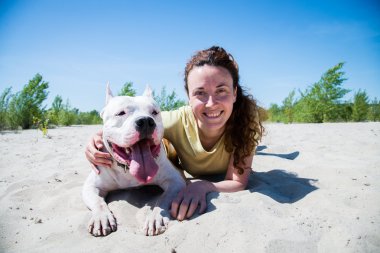 Doğada köpeği olan bir kız.