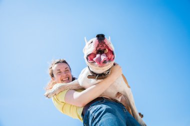 Doğada köpeği olan bir kız.