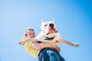 Doğada köpeği olan bir kız.