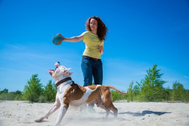 Doğada köpeği olan bir kız.