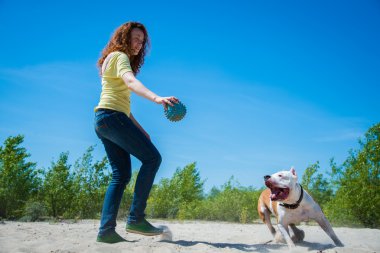 Doğada köpeği olan bir kız.