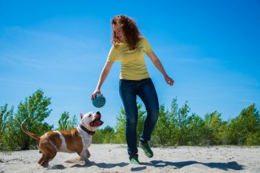 Doğada köpeği olan bir kız.
