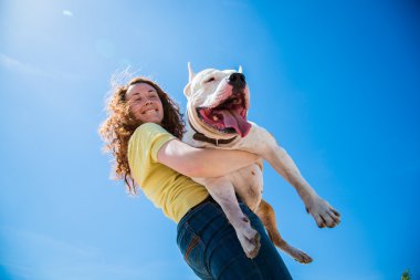 Doğada köpeği olan bir kız.