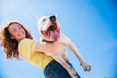 Doğada köpeği olan bir kız.