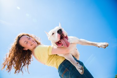 Doğada köpeği olan bir kız.