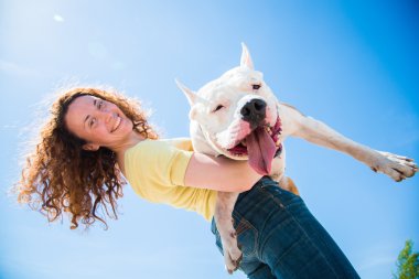 Doğada köpeği olan bir kız.
