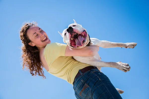 Menina com um cão na natureza — Fotografia de Stock