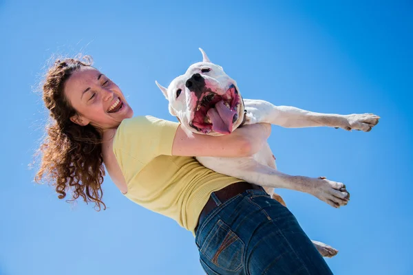 Fille avec un chien sur la nature — Photo