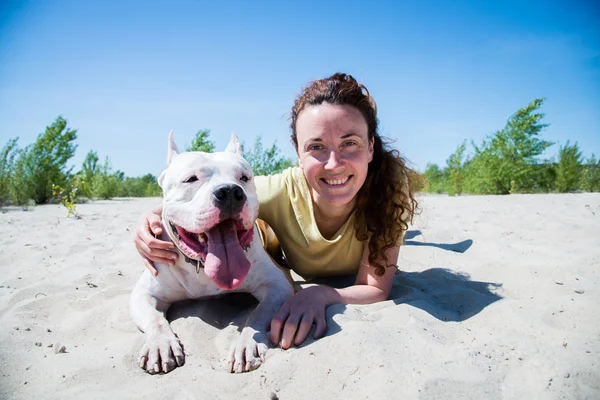 Doğada köpeği olan bir kız.