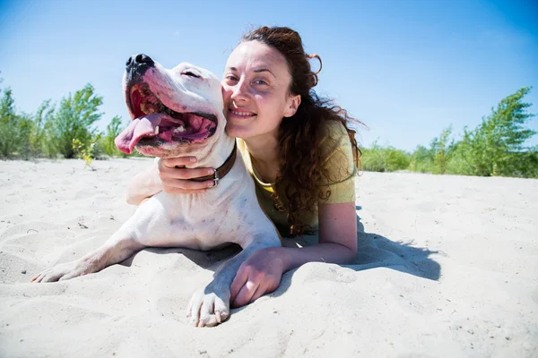 Meisje met een hond op de natuur — Stockfoto