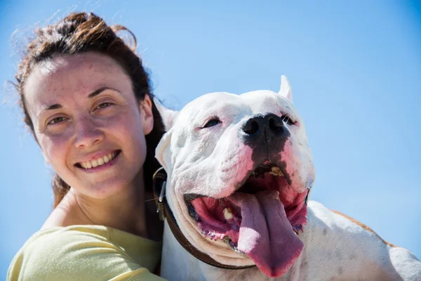 Doğada köpeği olan bir kız.