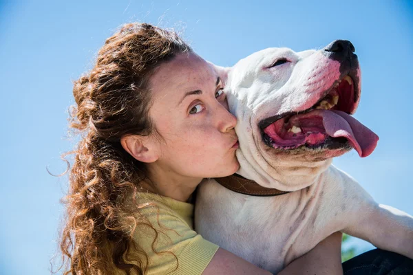 Doğada köpeği olan bir kız.