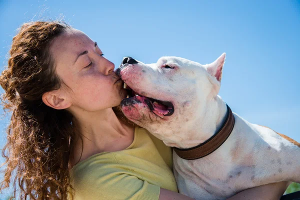 Flicka med en hund på naturen — Stockfoto