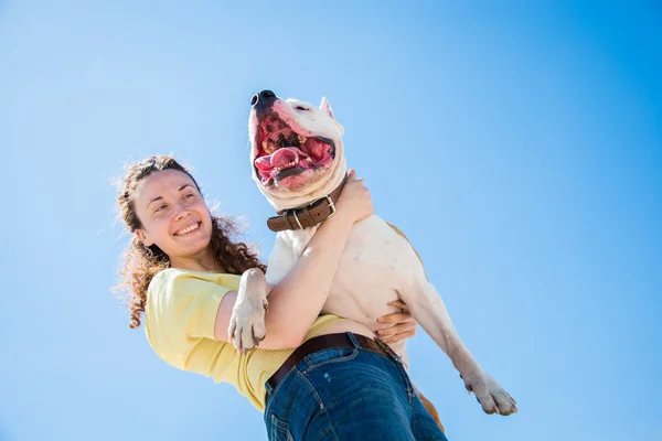 Flicka med en hund på naturen — Stockfoto