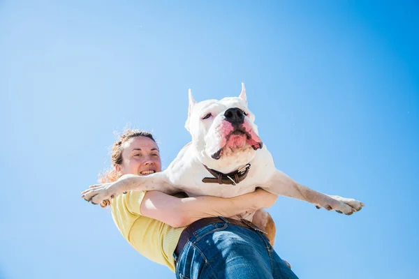 Ragazza con un cane sulla natura — Foto Stock