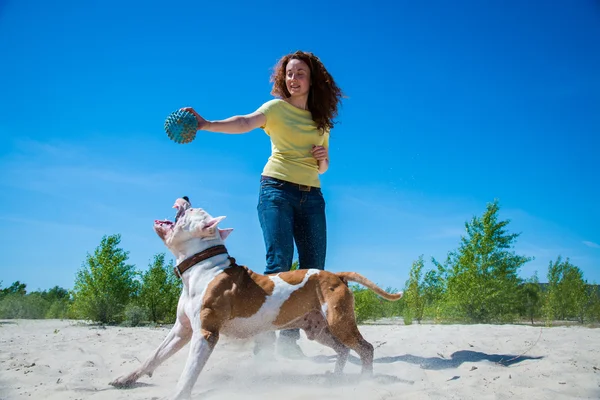 Doğada köpeği olan bir kız.