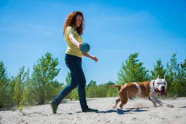 Doğada köpeği olan bir kız.