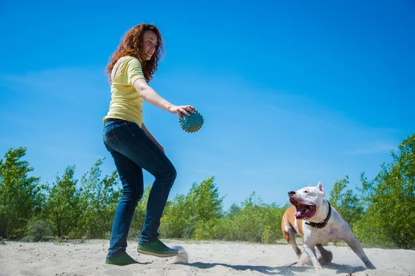 Dziewczyna z psem na łonie natury — Zdjęcie stockowe