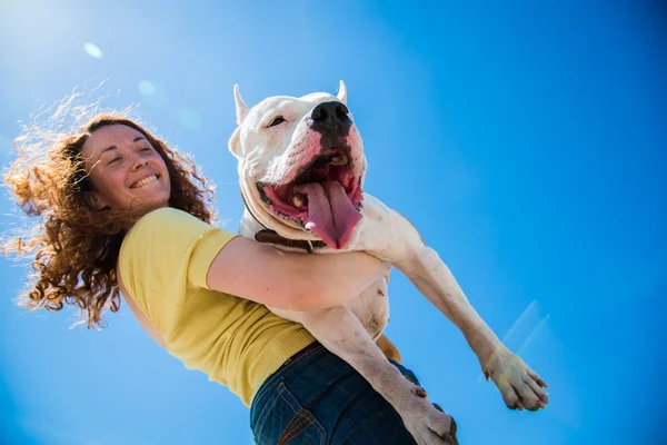 Menina com um cão na natureza — Fotografia de Stock