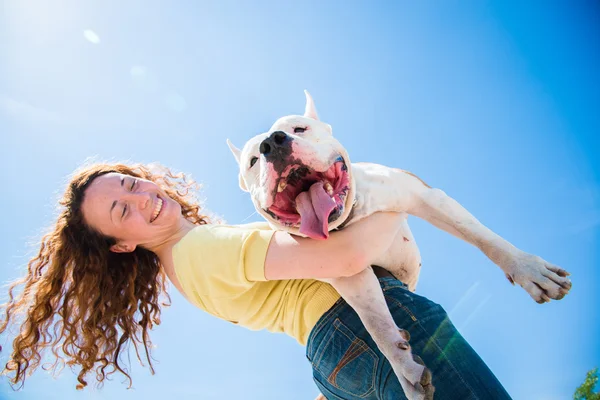 Menina com um cão na natureza — Fotografia de Stock