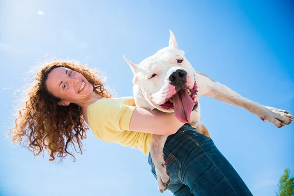 Doğada köpeği olan bir kız.
