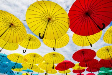 Çok renkli şemsiyeler