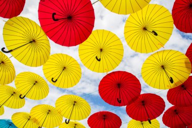 Çok renkli şemsiyeler