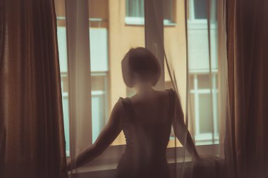 Bir kız pencereden görünüyor