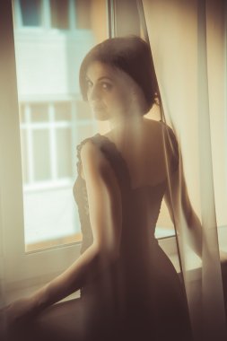 Bir kız pencereden görünüyor
