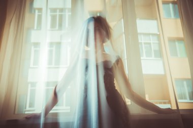 Bir kız pencereden görünüyor