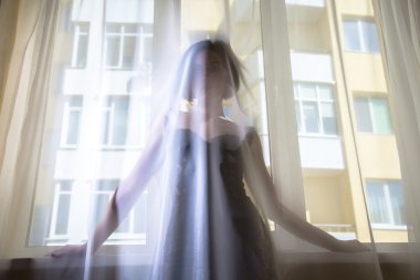 Bir kız pencereden görünüyor