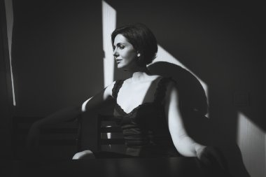 Bir kız pencereden görünüyor