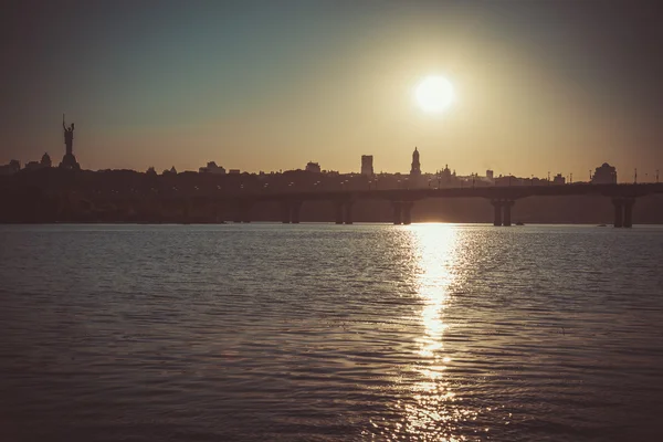 Kiev. Ucrânia. Quay. O rio Dnepr . — Fotografia de Stock