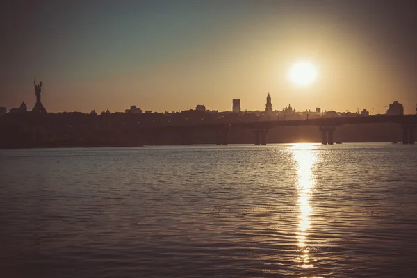 Kiev. Ucrânia. Quay. O rio Dnepr . — Fotografia de Stock