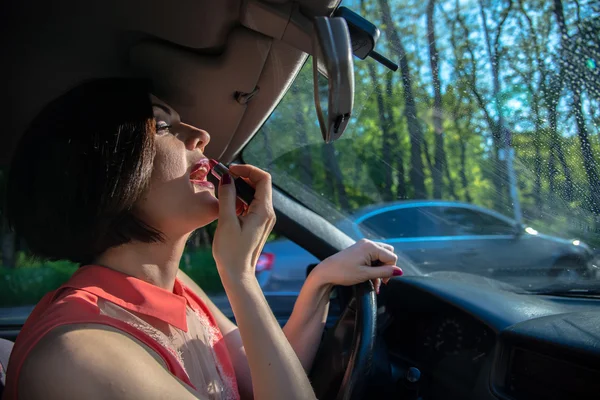 La fille au volant de rouge à lèvres — Photo