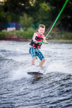 Wakeboarding içinde sürme bir çocuk